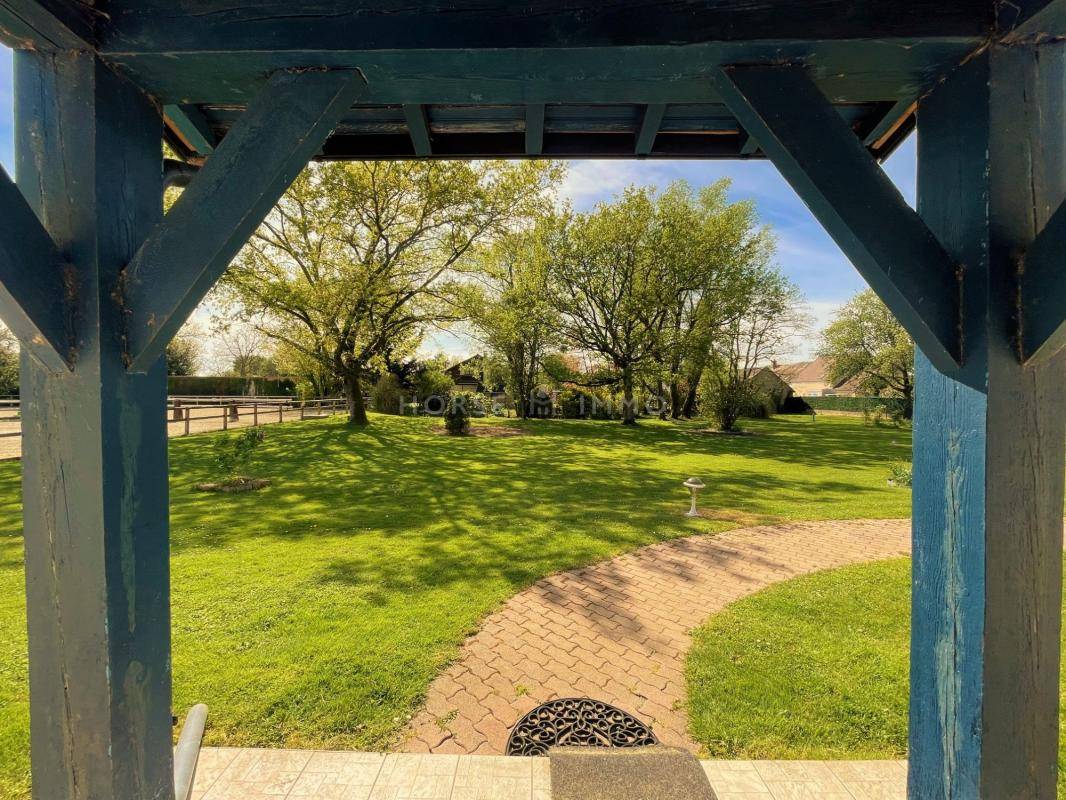 Belle Propri&eacute;t&eacute; Familiale avec Installations Equestres