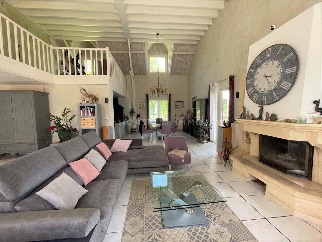 Belle Propri&eacute;t&eacute; Familiale avec Installations Equestres