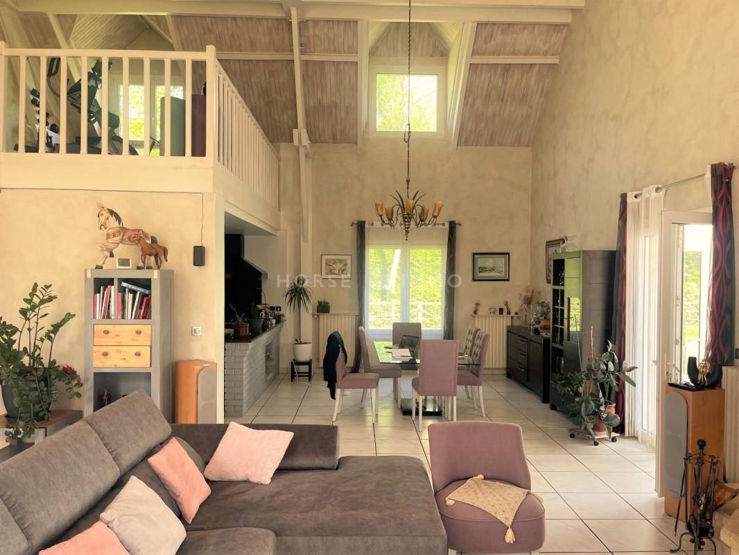 Belle Propri&eacute;t&eacute; Familiale avec Installations Equestres