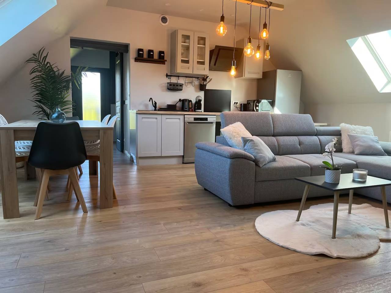 PROPRI&Eacute;T&Eacute; &Eacute;QUESTRE:MAISON+G&Icirc;TE 18 000&euro;/AN+1,7HA+PISCINE