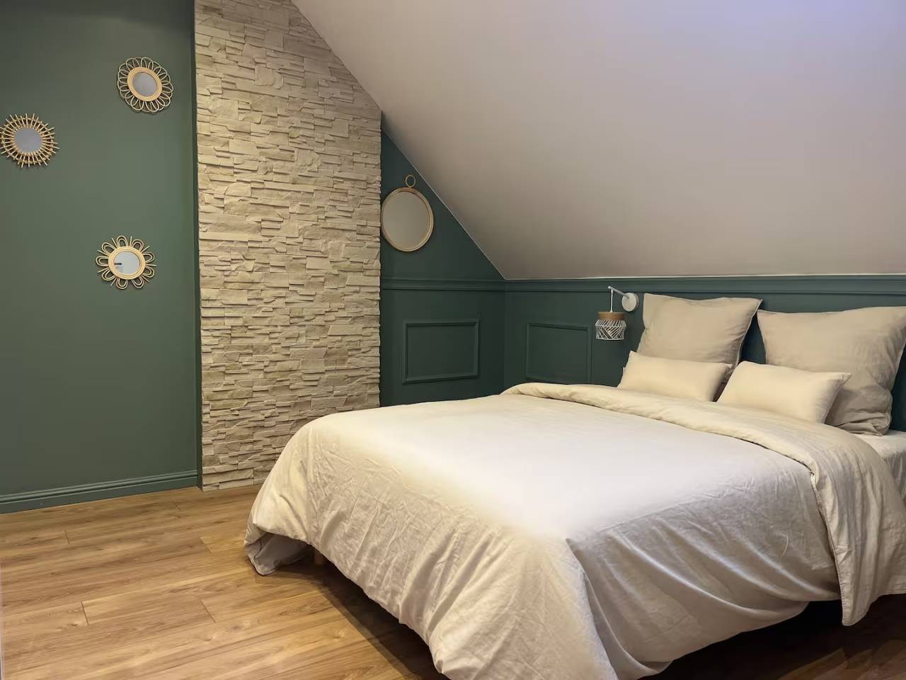 PROPRI&Eacute;T&Eacute; &Eacute;QUESTRE:MAISON+G&Icirc;TE 18 000&euro;/AN+1,7HA+PISCINE