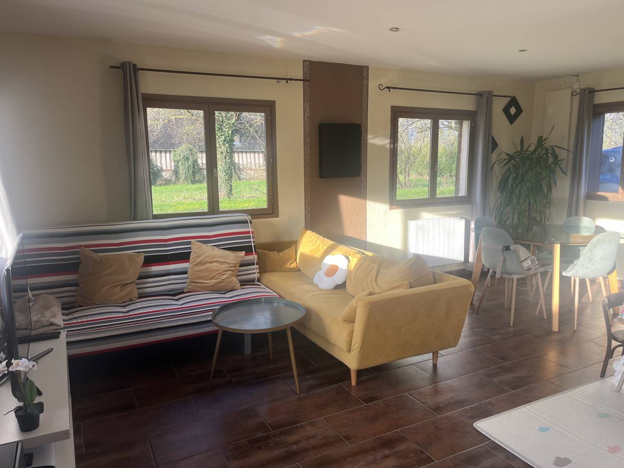 PROPRI&Eacute;T&Eacute; &Eacute;QUESTRE:MAISON+G&Icirc;TE 18 000&euro;/AN+1,7HA+PISCINE