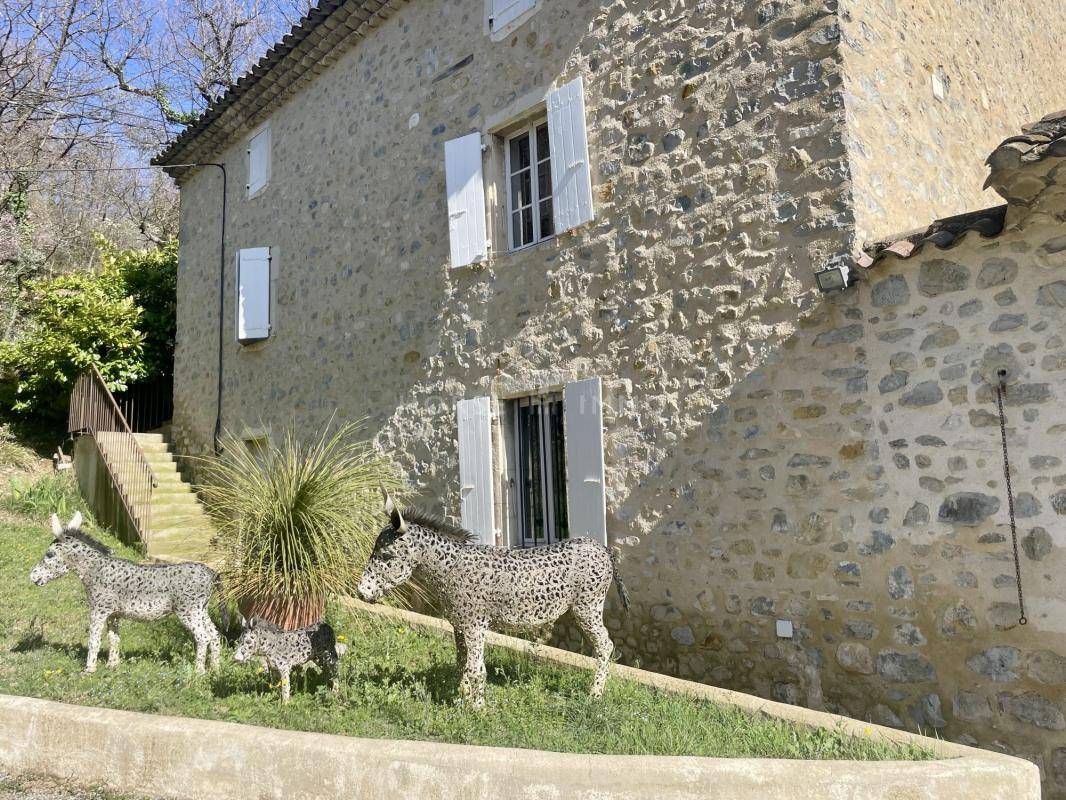 Magnifique bastide dr&ocirc;moise sur 15 hectares