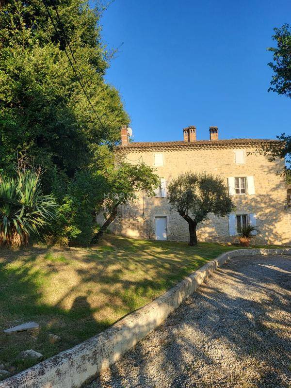 Magnifique bastide dr&ocirc;moise sur 15 hectares