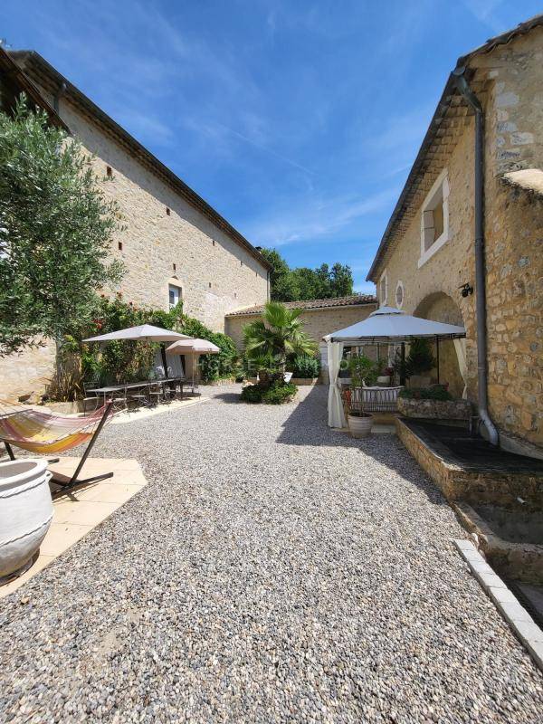 Magnifique bastide dr&ocirc;moise sur 15 hectares