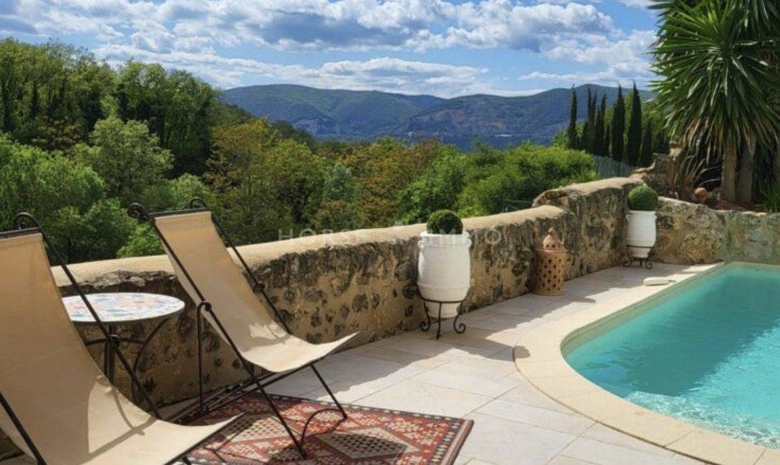 Magnifique bastide dr&ocirc;moise sur 15 hectares