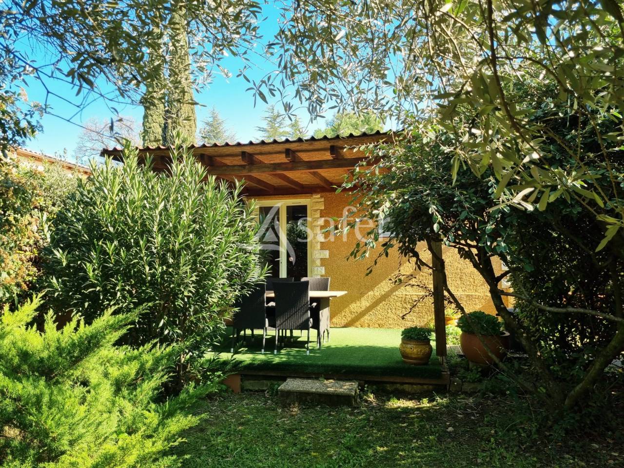 Aux portes d'Uz&egrave;s, propri&eacute;t&eacute; agrotouristique familiale aux mu