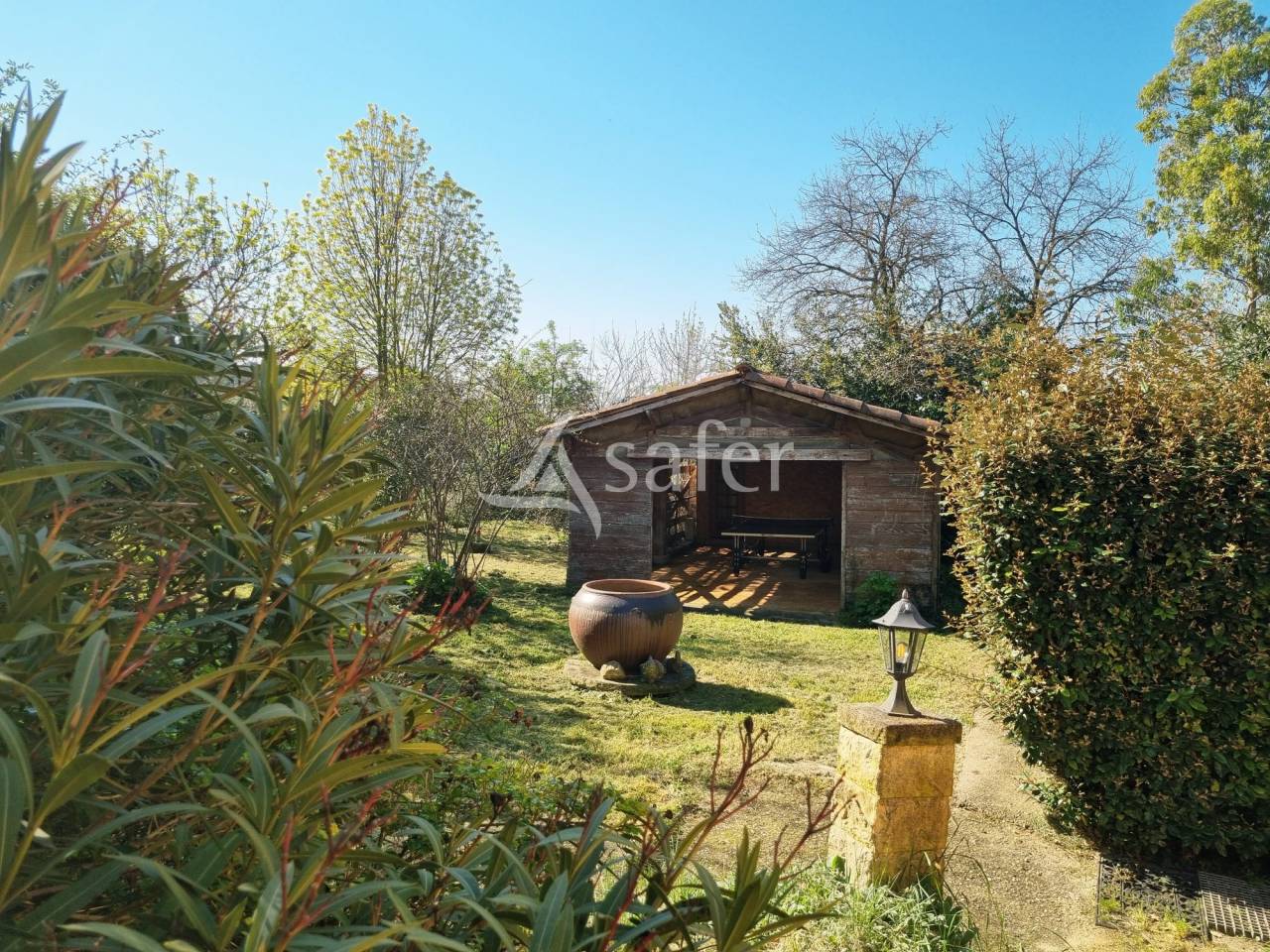Aux portes d'Uz&egrave;s, propri&eacute;t&eacute; agrotouristique familiale aux mu