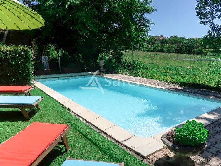 Aux portes d'Uz&egrave;s, propri&eacute;t&eacute; agrotouristique familiale aux mu