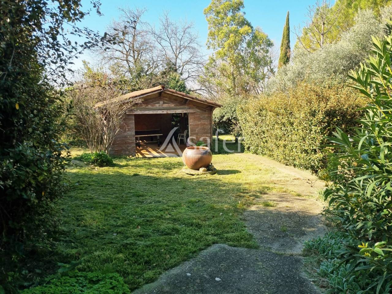 Aux portes d'Uz&egrave;s, propri&eacute;t&eacute; agrotouristique familiale aux mu