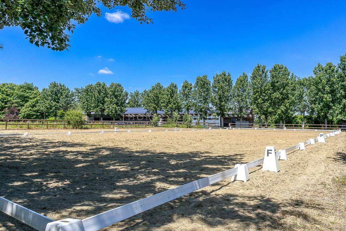 Domaine &eacute;questre de prestige avec h&eacute;bergements et installation