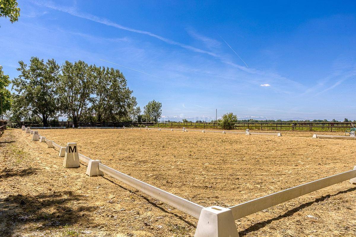 Domaine &eacute;questre de prestige avec h&eacute;bergements et installation