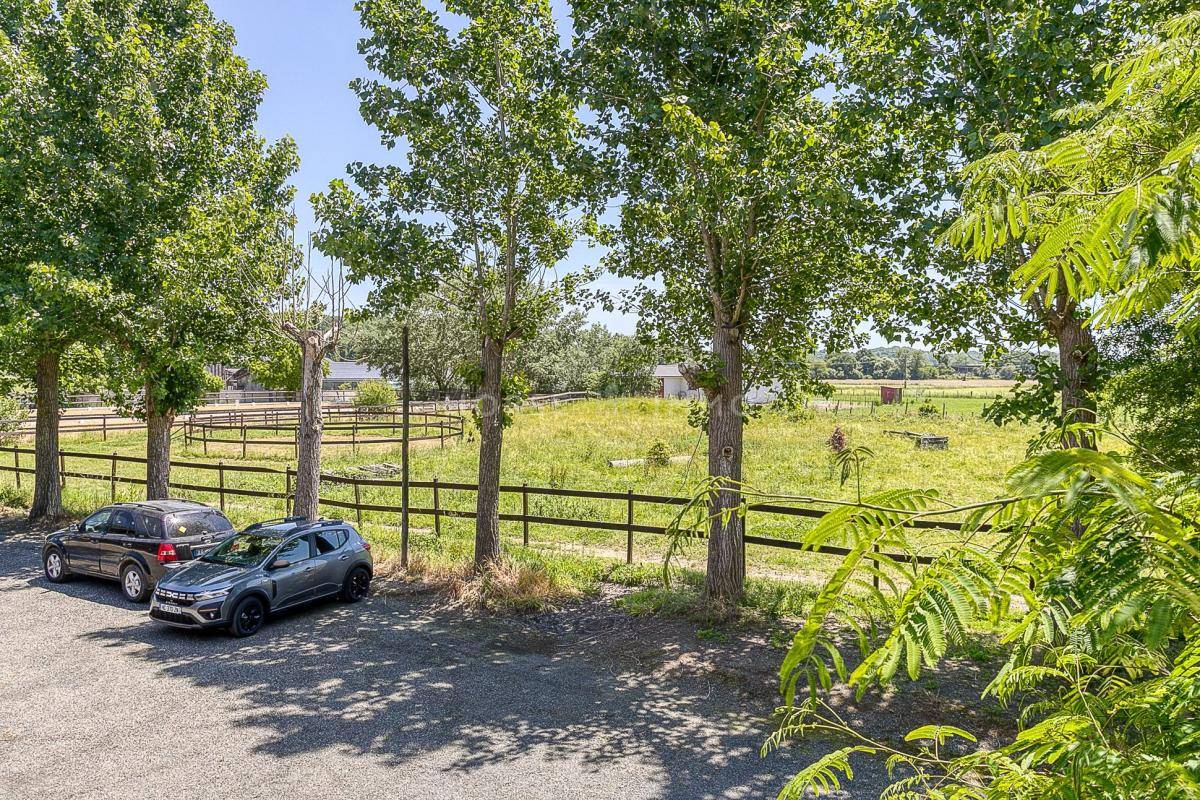 Domaine &eacute;questre de prestige avec h&eacute;bergements et installation