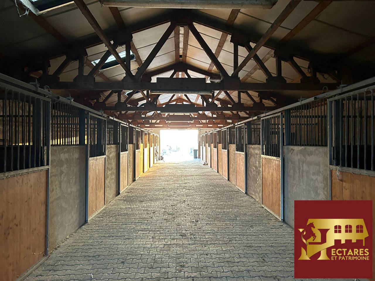 Propri&eacute;t&eacute; equestre - 11 Hectares - Nimes -