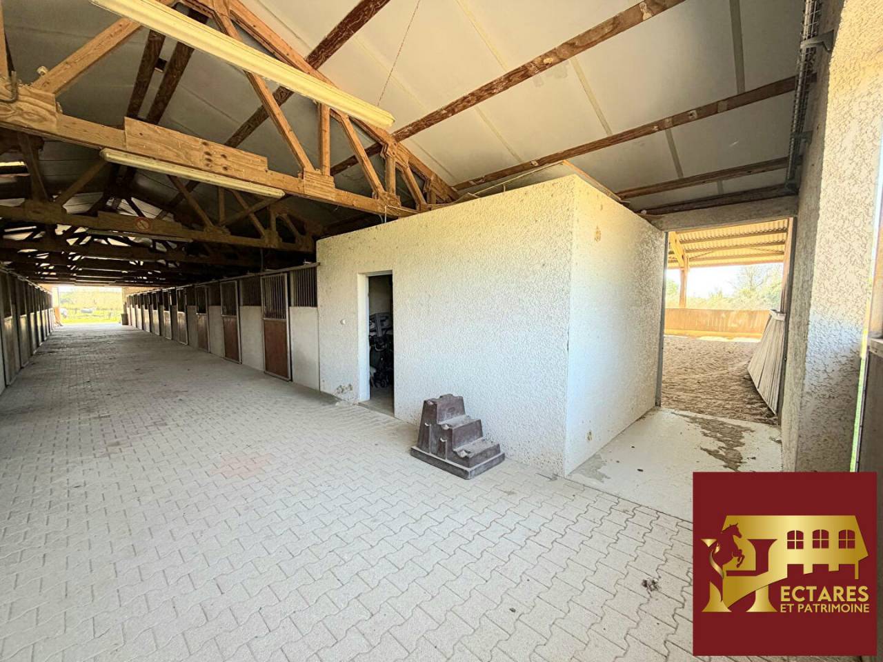 Propri&eacute;t&eacute; equestre - 11 Hectares - Nimes -