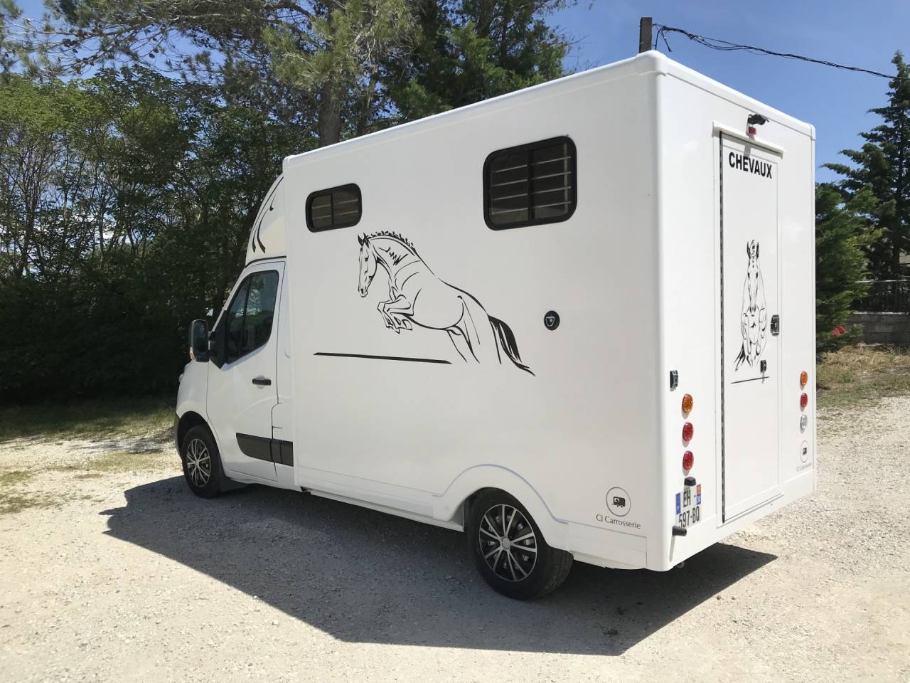 Camion chevaux carrosserie neuve 130 000 kms 2015