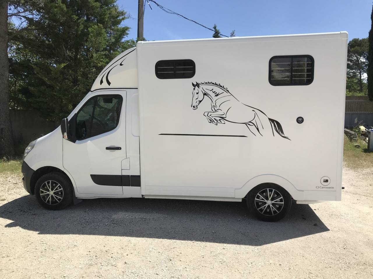 Camion chevaux carrosserie neuve 130 000 kms 2015