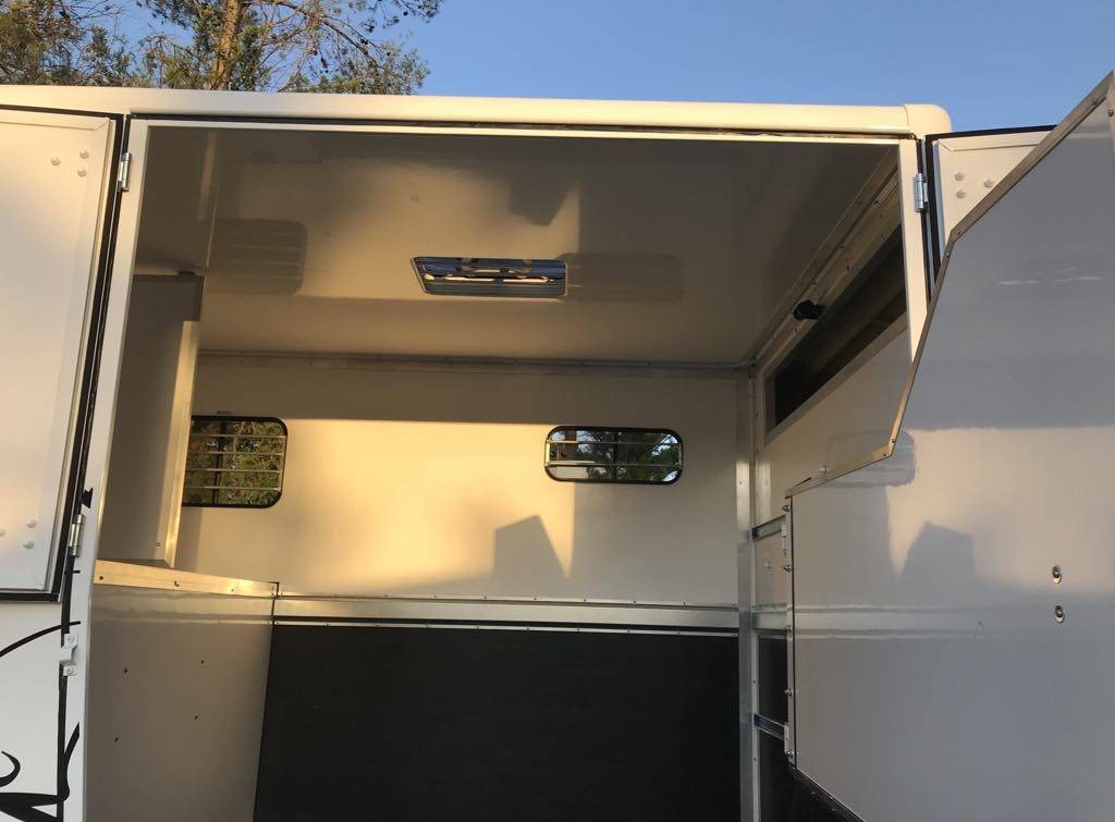 Camion chevaux carrosserie neuve 130 000 kms 2015