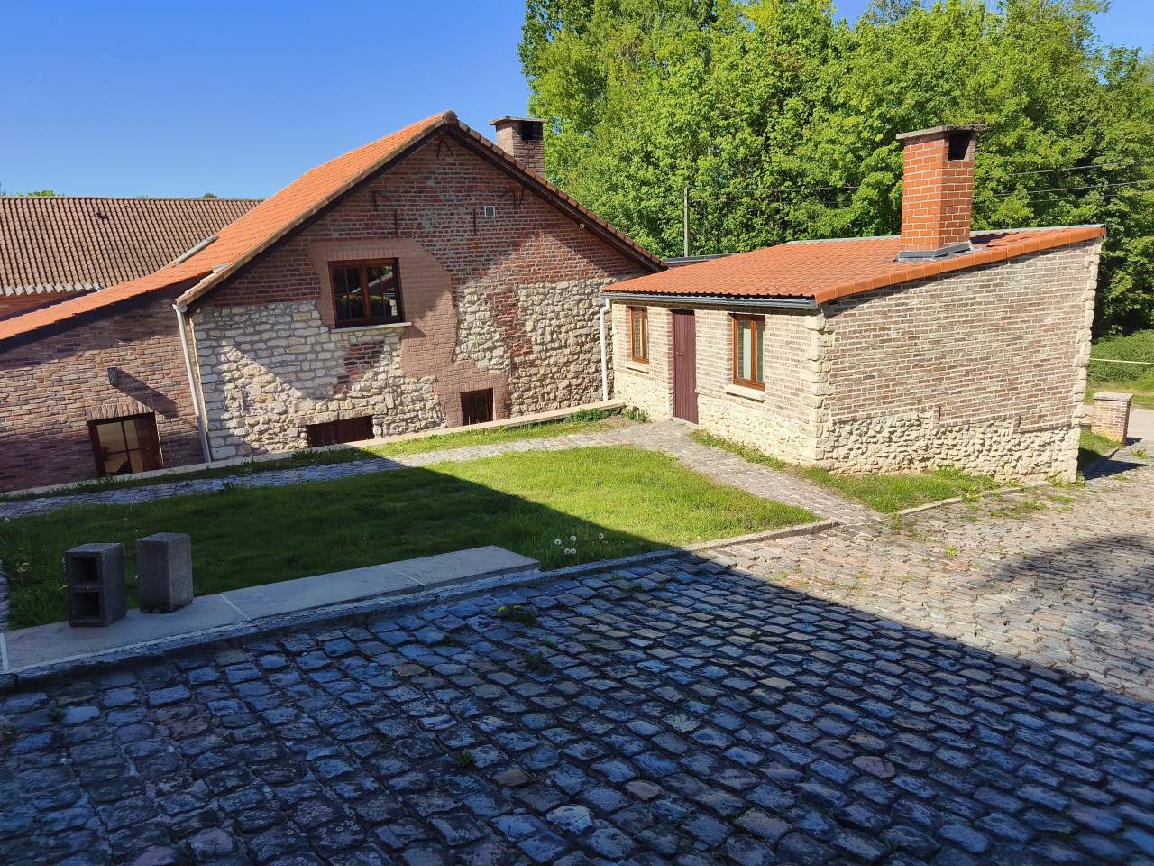 Maison 3ch avec prairie, deux box et hangar pro