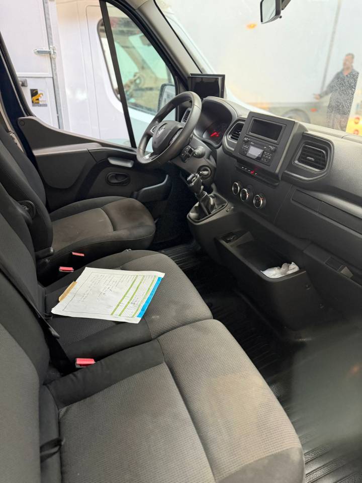 RENAULT MASTER &ndash; 2021 &ndash; 3 PLACES &ndash; STALLE &ndash; 140 000KM