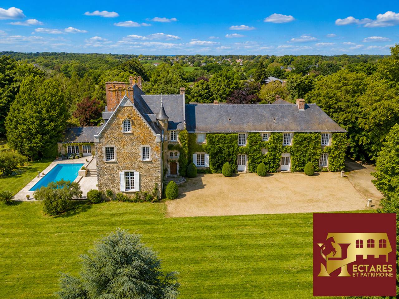 Propri&eacute;t&eacute;, 3 habitations ind&eacute;pendantes, 7 hectares.