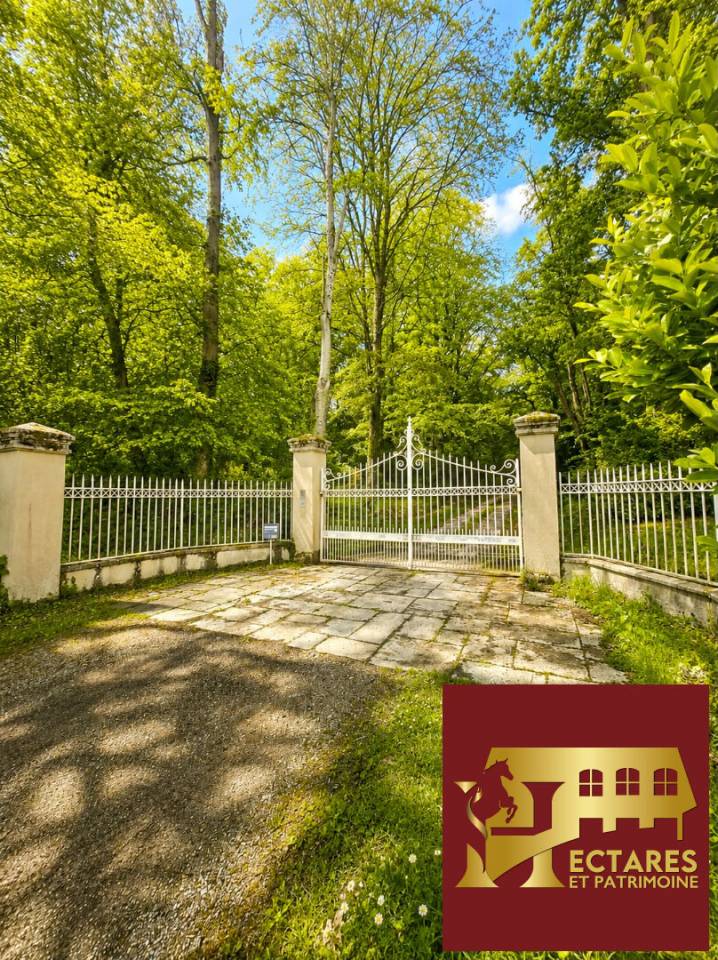 Propri&eacute;t&eacute;, 3 habitations ind&eacute;pendantes, 7 hectares.