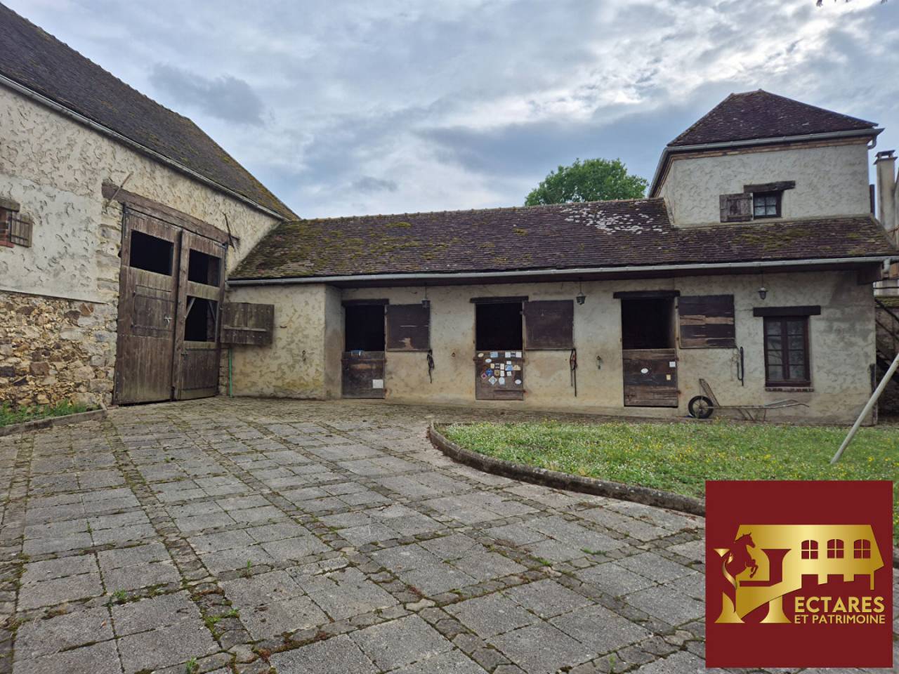 Maison avec boxes et 1.2 ha  &agrave; 45 minutes Fontainebleau
