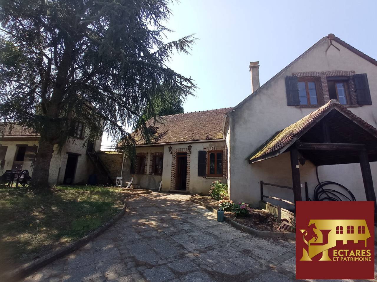 Maison avec boxes et 1.2 ha  &agrave; 45 minutes Fontainebleau