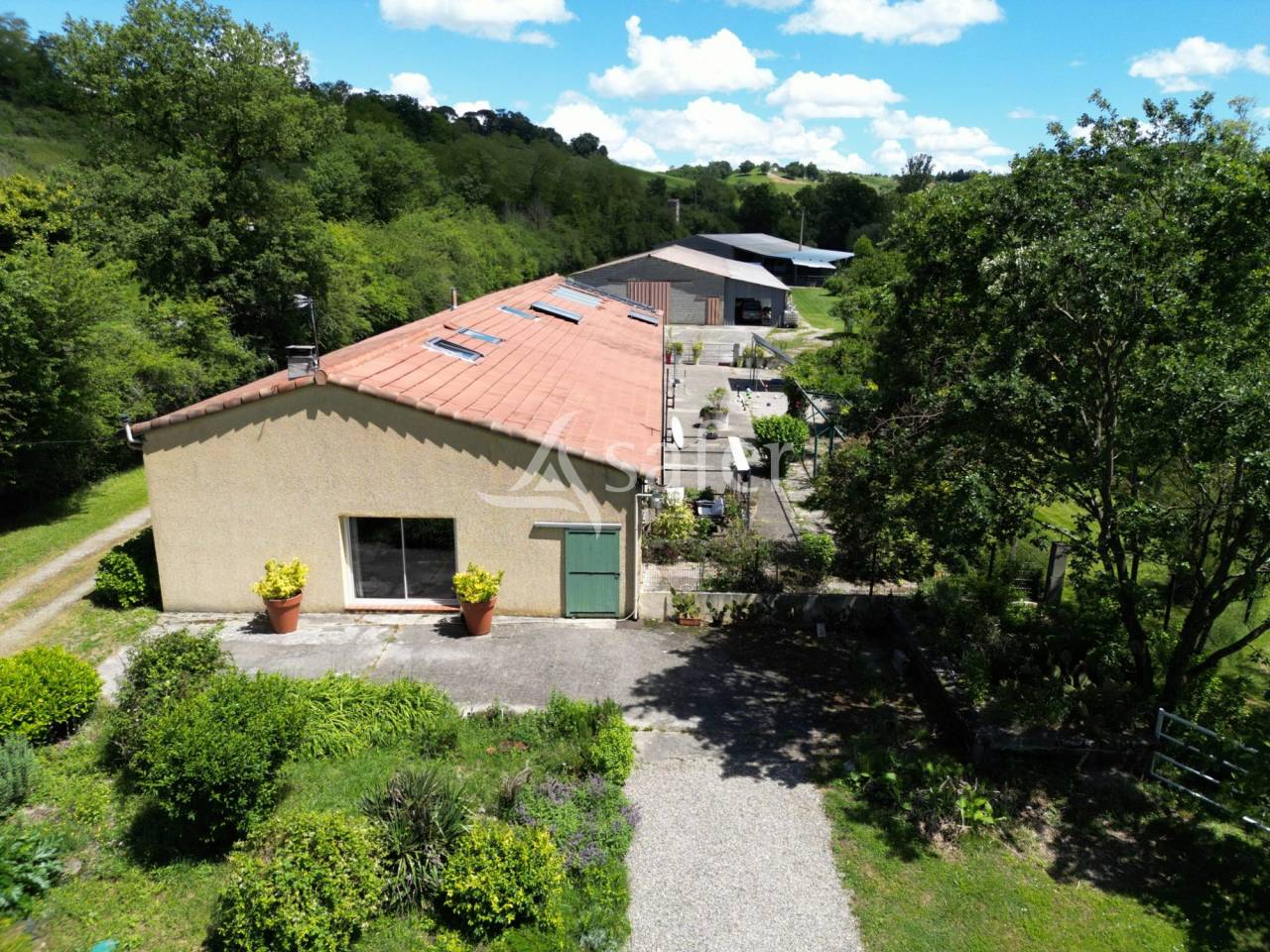 Propri&eacute;t&eacute; sur 17 ha en Vall&eacute;e de la L&egrave;ze