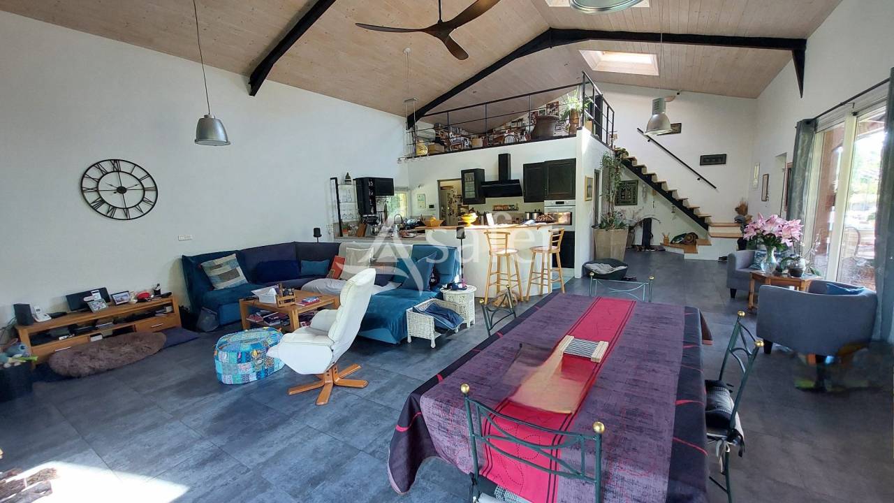 Propri&eacute;t&eacute; sur 17 ha en Vall&eacute;e de la L&egrave;ze
