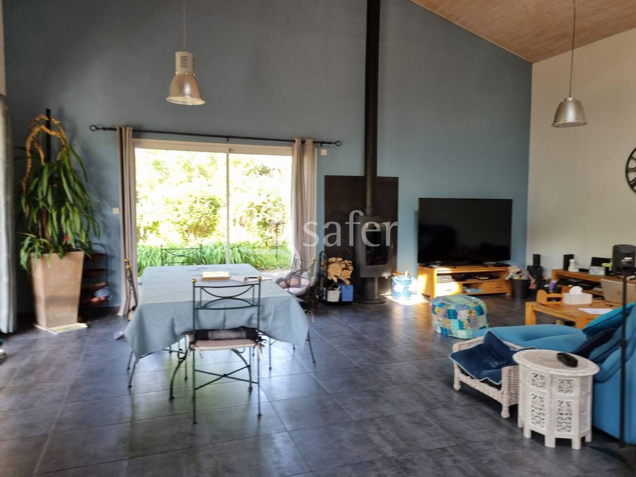Propri&eacute;t&eacute; sur 17 ha en Vall&eacute;e de la L&egrave;ze