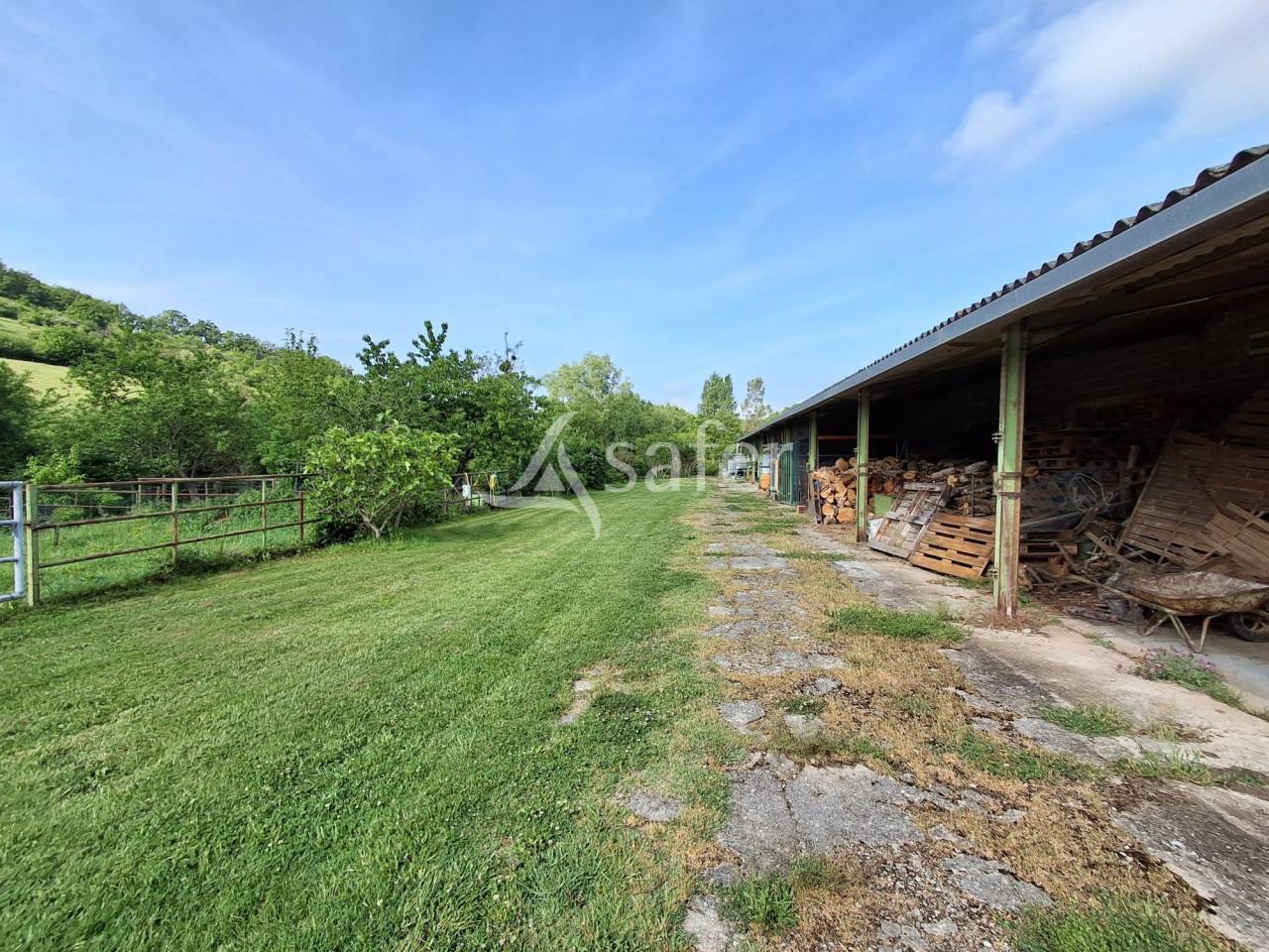 Propri&eacute;t&eacute; sur 17 ha en Vall&eacute;e de la L&egrave;ze