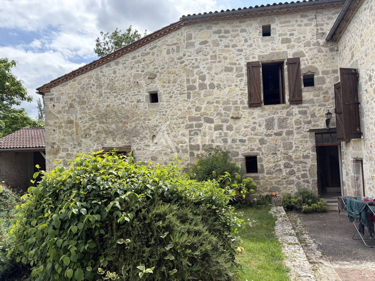 Belle propri&eacute;t&eacute; agricole avec 2 g&icirc;tes sur 8ha60