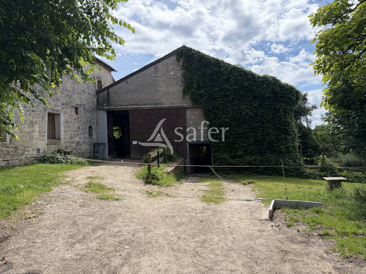 Belle propri&eacute;t&eacute; agricole avec 2 g&icirc;tes sur 8ha60