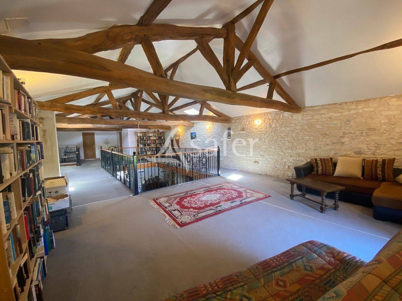 GRANGE VEND&Eacute;ENNE R&Eacute;NOV&Eacute;E  365 m&sup2; HABITABLES  D&Eacute;PENDAN