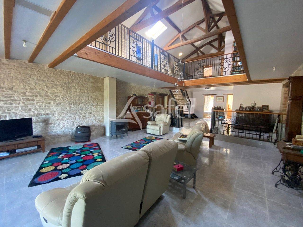 GRANGE VEND&Eacute;ENNE R&Eacute;NOV&Eacute;E  365 m&sup2; HABITABLES  D&Eacute;PENDAN