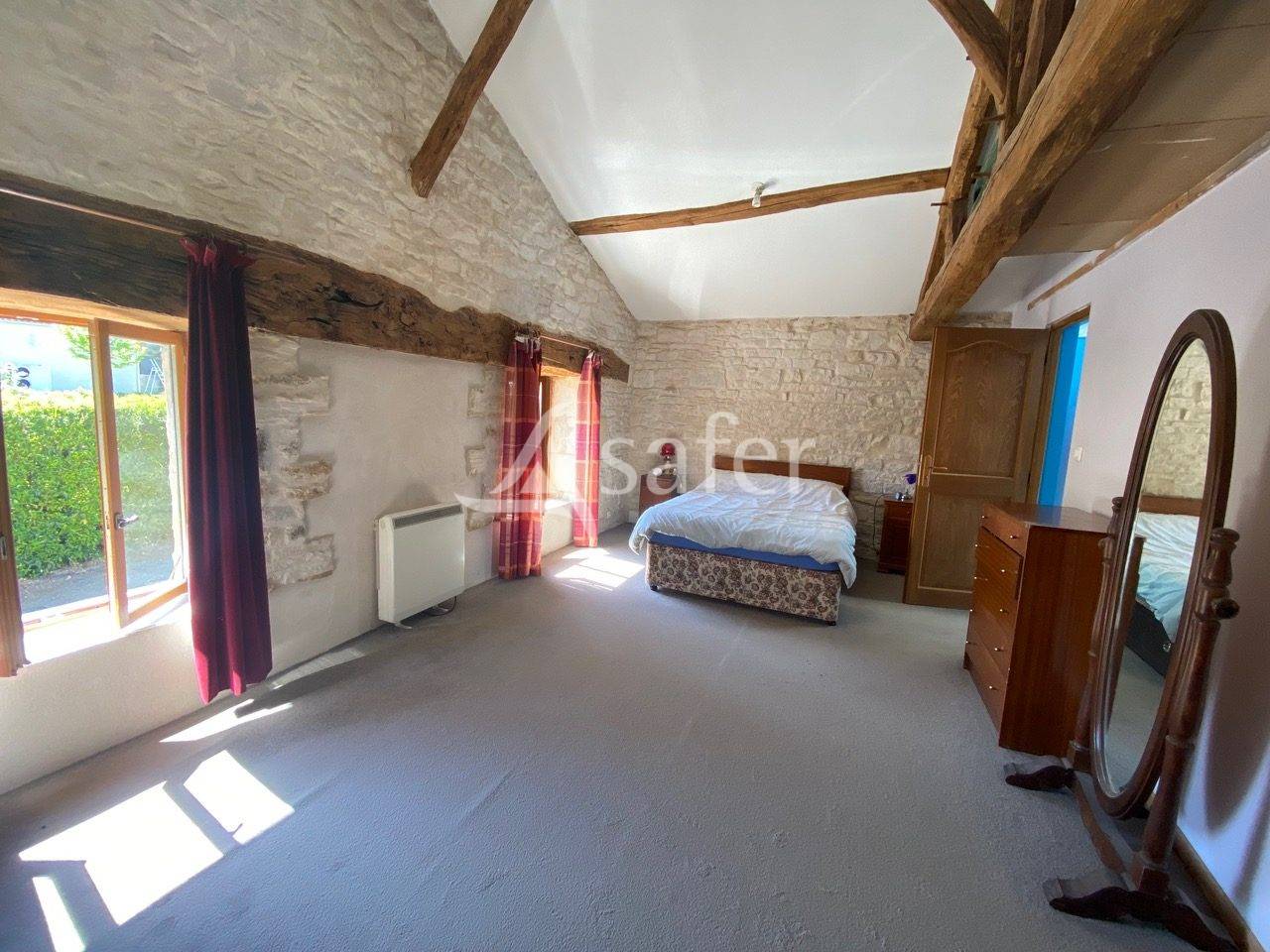 GRANGE VEND&Eacute;ENNE R&Eacute;NOV&Eacute;E  365 m&sup2; HABITABLES  D&Eacute;PENDAN