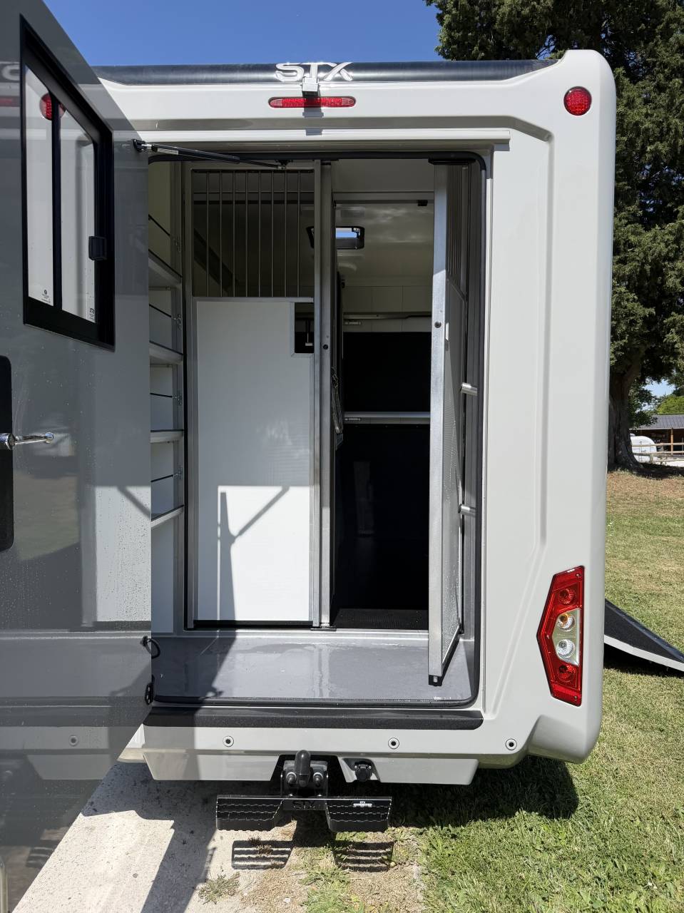 STX stalles, 5 pl cabine, grande sellerie  "neuf"