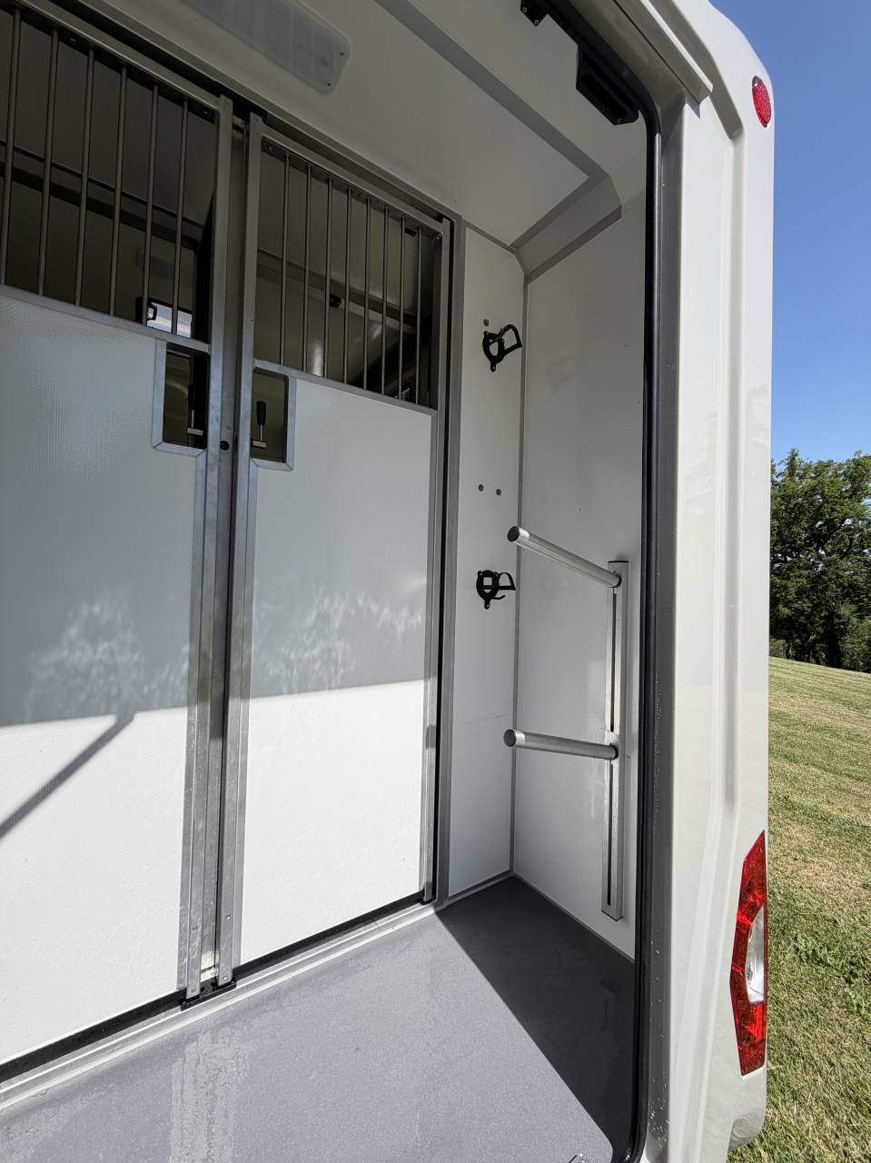STX stalles, 5 pl cabine, grande sellerie  "neuf"