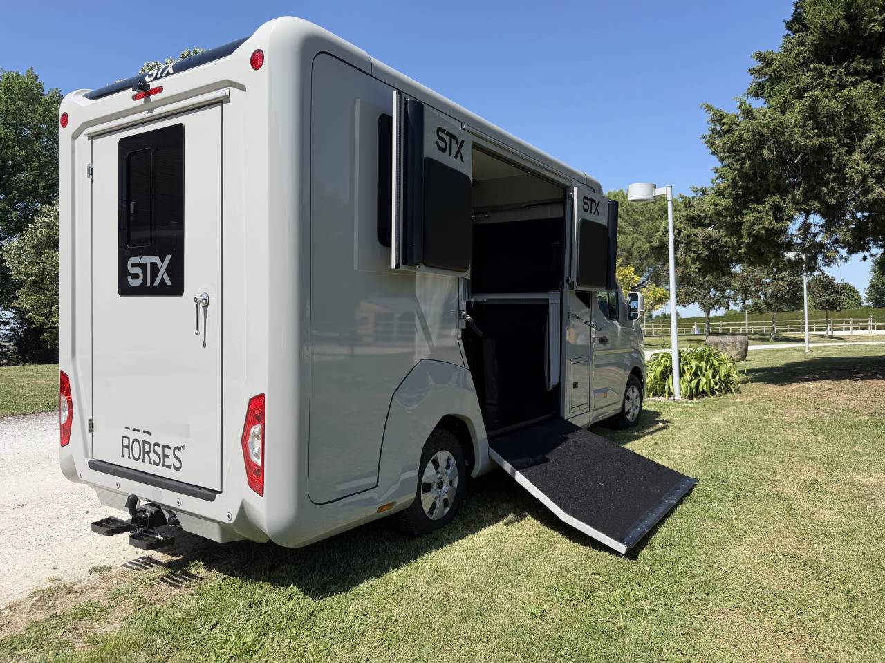 STX stalles, 5 pl cabine, grande sellerie  "neuf"