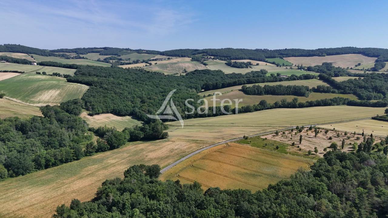 Domaine agricole avec &eacute;tang et d&eacute;pendances sur 28 ha proche Ca