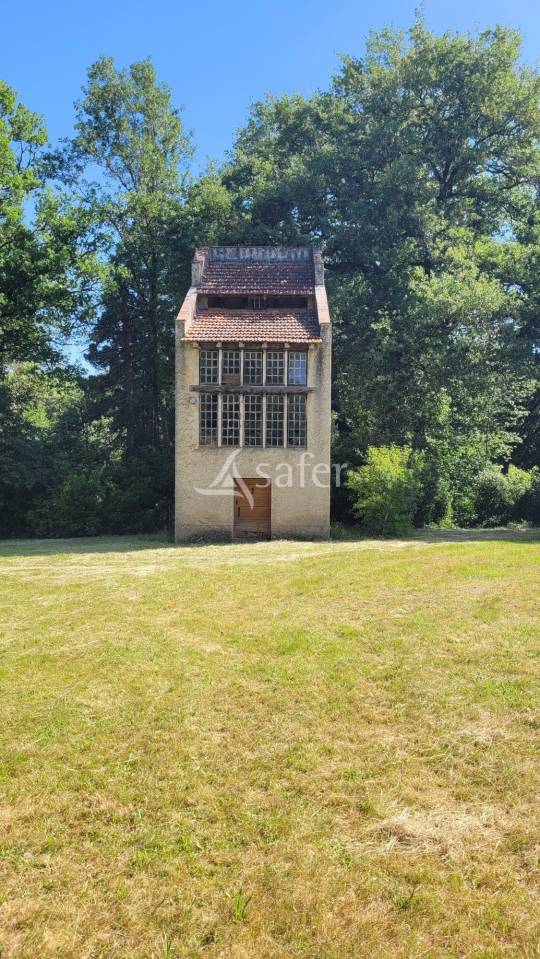 Domaine agricole avec &eacute;tang et d&eacute;pendances sur 28 ha proche Ca