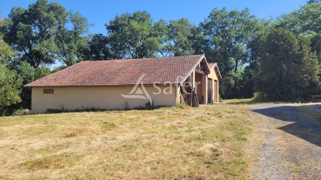 Domaine agricole avec &eacute;tang et d&eacute;pendances sur 28 ha proche Ca