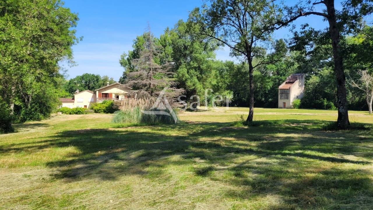 Domaine agricole avec &eacute;tang et d&eacute;pendances sur 28 ha proche Ca