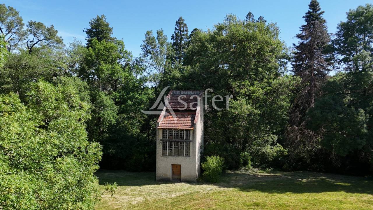 Domaine agricole avec &eacute;tang et d&eacute;pendances sur 28 ha proche Ca