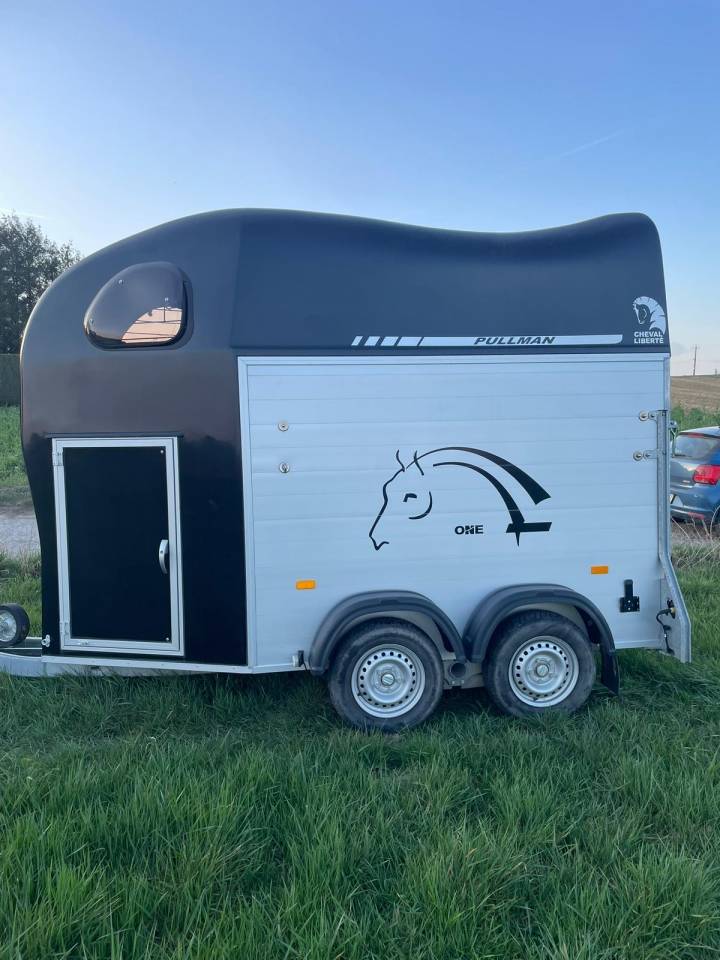 Van cheval libert&eacute; Gold One avec sellerie 