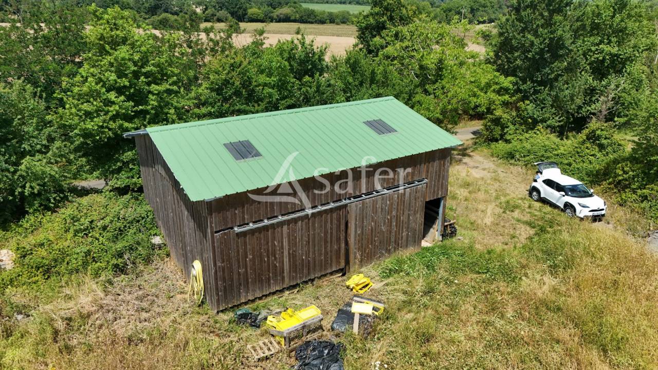 Terrain ind&eacute;pendant avec hangar et station de forage