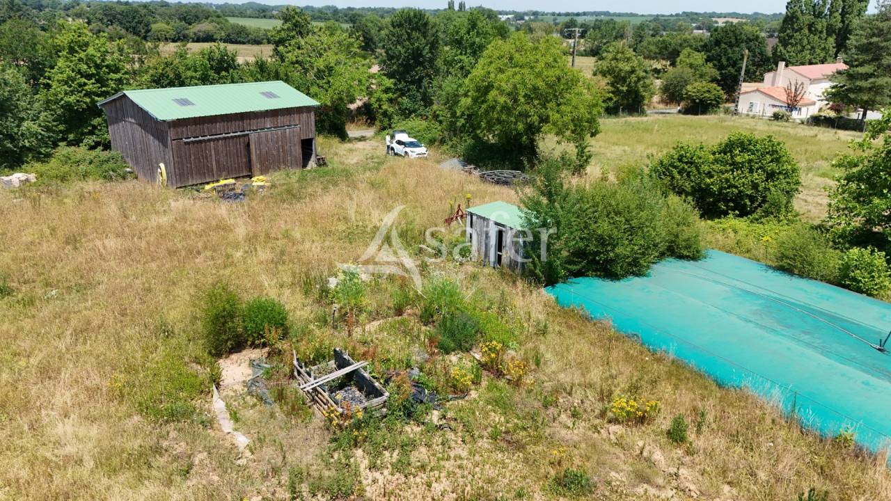 Terrain ind&eacute;pendant avec hangar et station de forage