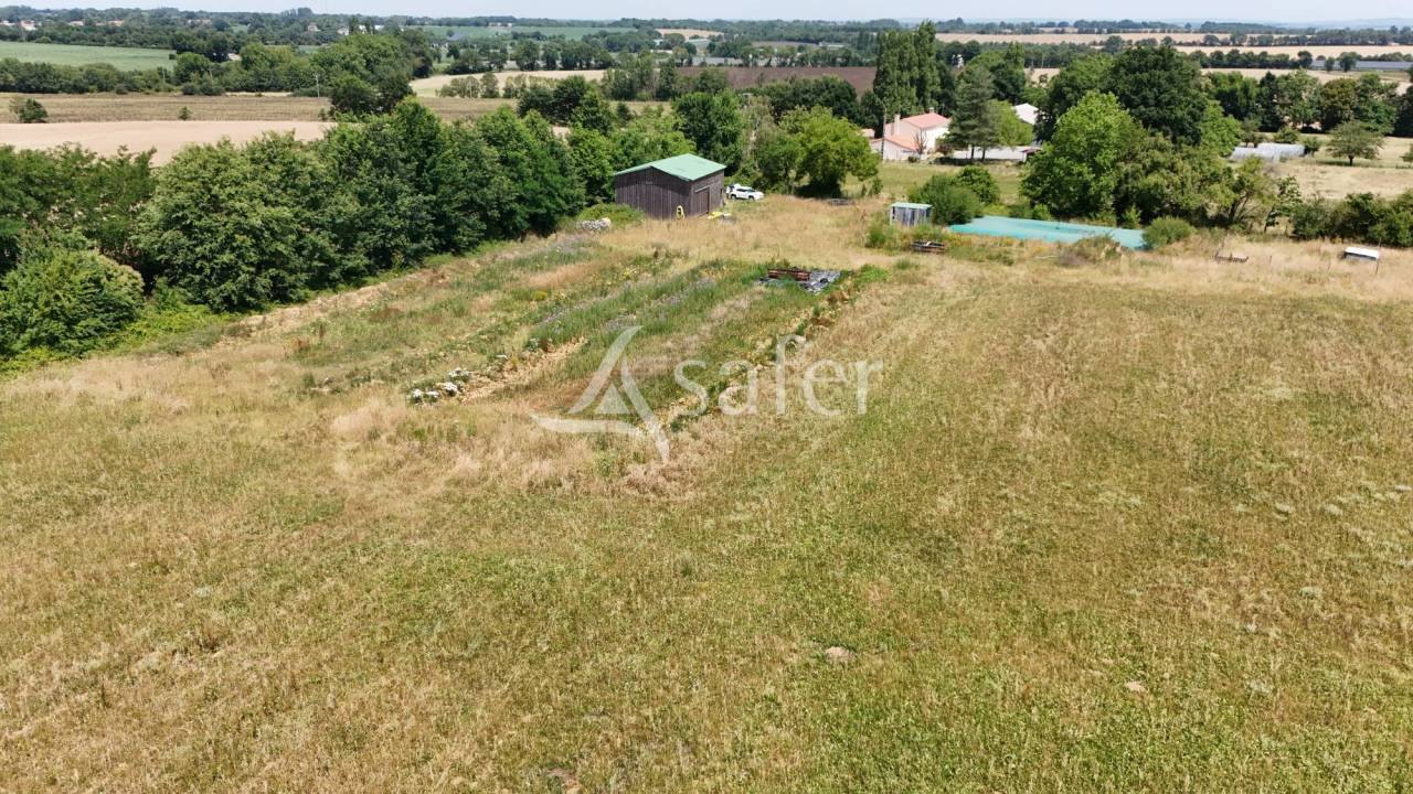 Terrain ind&eacute;pendant avec hangar et station de forage