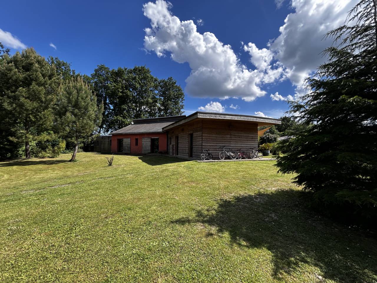  Propri&eacute;t&eacute; &eacute;questre &ndash; Habitation contemporaine, &eacute;curies